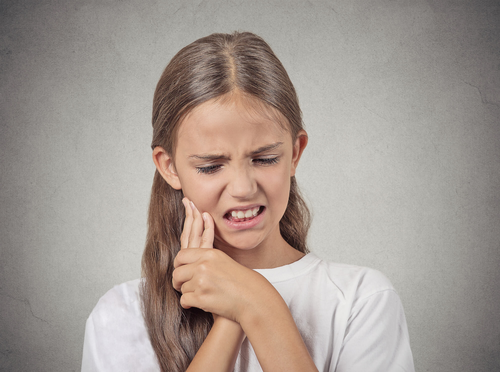 girl with tooth pain needs to see a Dentist in Kapolei